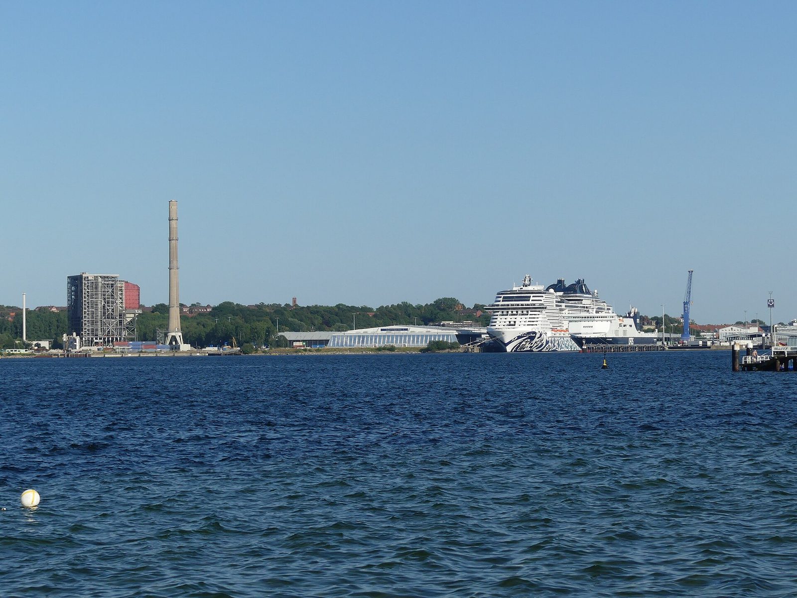 Круизный лайнер MSC Euribia с художественной ливреей в море